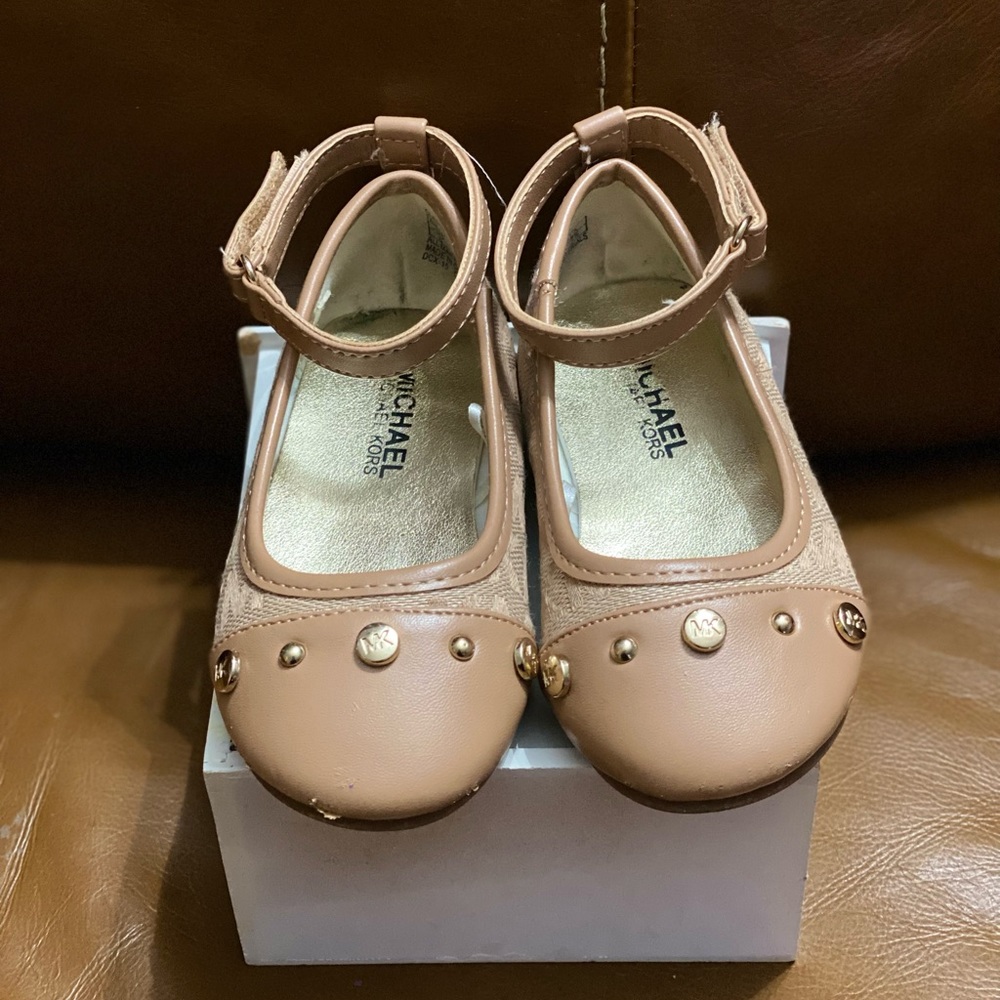 Michael Kors little girl dress shoe size 6 color gold and beige